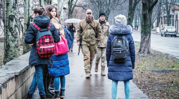 
Soldiers and students walk on a street in Krasnohorivka, Donetsk Oblast, Ukraine. (file) — courtesy UNICEF/Ashley Gilbertson