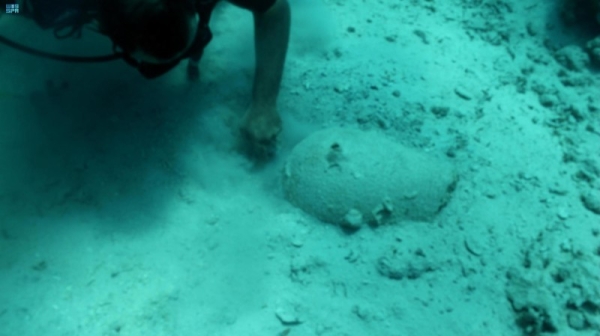 The Saudi Heritage Authority declared on Thursday that the commission's submerged antiquities exploration mission, led by five Saudi divers, has been a success. They uncovered a sunken shipwreck in the Red Sea off the coast of Haql Governorate and unearthed hundreds of artifacts from the ship's cargo.