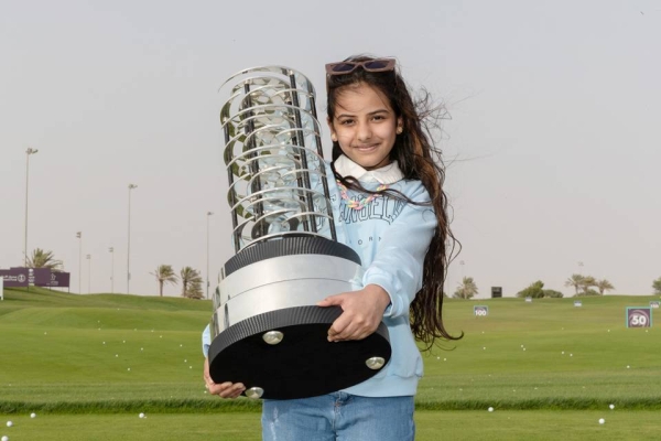 Adwa Al Dakheel (left) and Nada Baashan (right) with Aramco Saudi Ladies International trophy