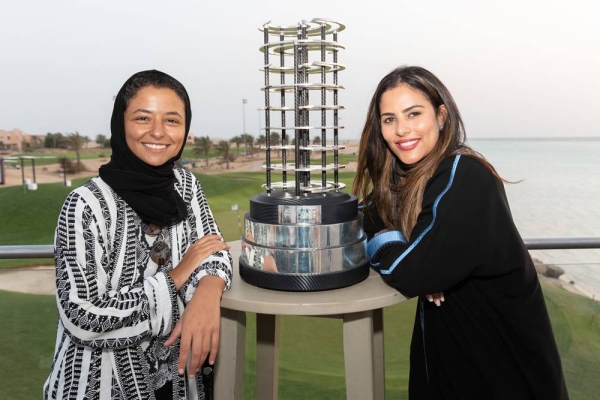 Adwa Al Dakheel (left) and Nada Baashan (right) with Aramco Saudi Ladies International trophy