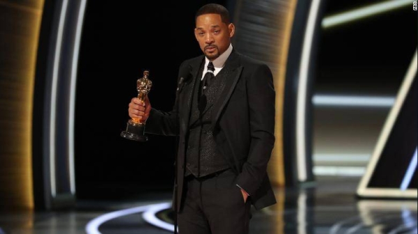 Will Smith accepts the best actor Oscar.