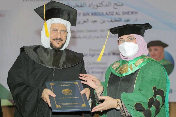 Indonesia's Syarif Hidayatullah Islamic State University granted the Minister of Islamic Affairs, Call and Guidance of the Kingdom of Saudi Arabia Sheikh Dr. Abdullatif Bin Abdulaziz Al Al-Sheikh the honorary PhD degree in Shariah sciences.