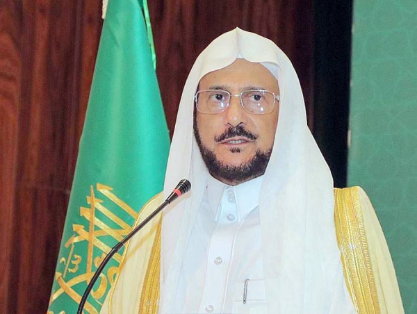 Minister of Islamic Affairs, Call and Guidance Sheikh Dr. Abdullatif Bin Abdulaziz Al Al-Sheikh on Tuesday inaugurated the programs of the Custodian of the Two Holy Mosques King Salman of Ramadan iftar (breaking fast), and distributing dates and copies of the Holy Qur’an in Jakarta, Indonesia.