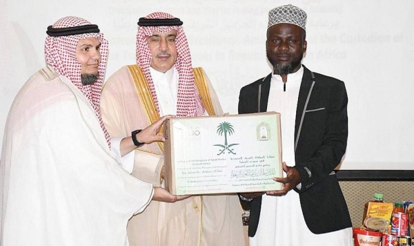 The Ministry of Islamic Affairs, Call and Guidance inaugurated Saturday the Gift Program of the Custodian of the Two Holy Mosques King Salman to distribute dates and Ramadan Iftar (food baskets) for the year 2022 in South Africa.