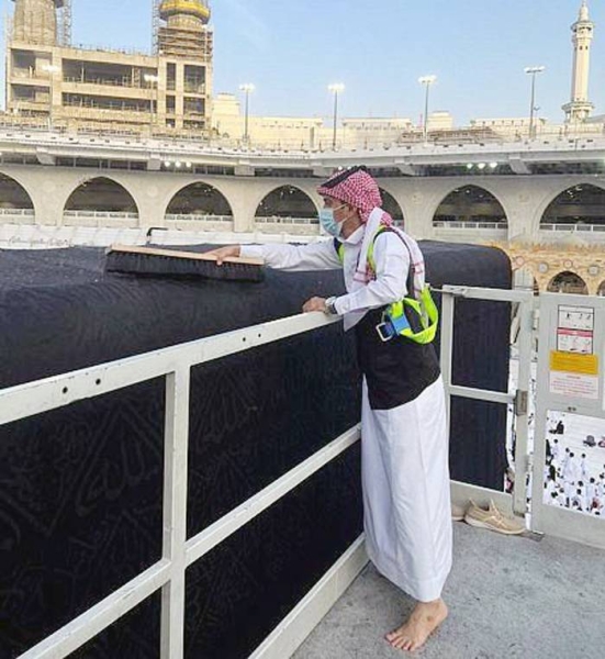 Presidency for the Affairs of the Two Holy Mosques Monday implemented works related to tightening the belt and maintenance of the Holy Kaaba cloth (Kiswah), in addition to fixing its sides.