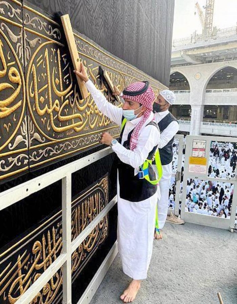 Presidency for the Affairs of the Two Holy Mosques Monday implemented works related to tightening the belt and maintenance of the Holy Kaaba cloth (Kiswah), in addition to fixing its sides.