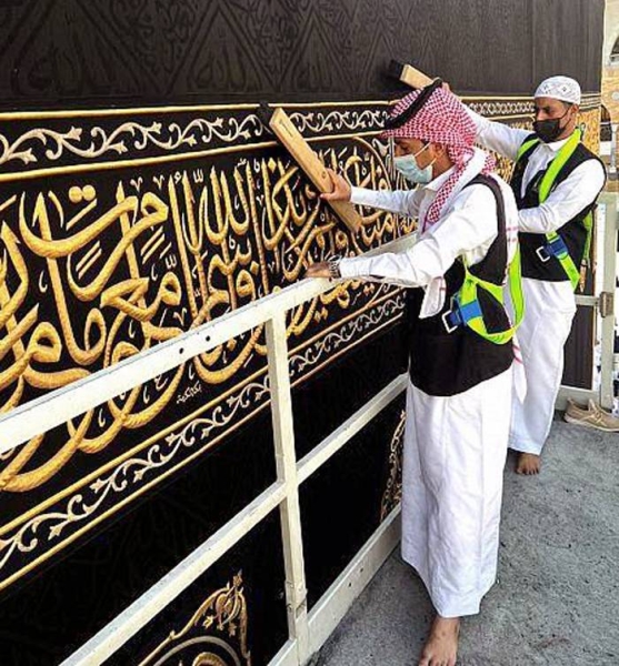 Presidency for the Affairs of the Two Holy Mosques Monday implemented works related to tightening the belt and maintenance of the Holy Kaaba cloth (Kiswah), in addition to fixing its sides.