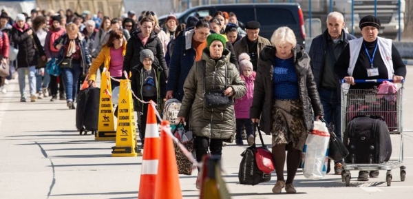 At the border crossing between Ukraine and Moldova at Palanca, refugees stand in line.