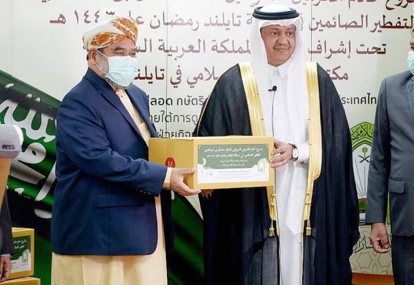 Ministry of Islamic Affairs, Call and Guidance, represented by the office of the Islamic advisor at the Saudi embassy in Bangkok, Wednesday held a ceremony to inaugurate the Custodian of the Two Holy Mosques King Salman’s programs for Iftar and distributing dates.