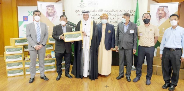 Ministry of Islamic Affairs, Call and Guidance, represented by the office of the Islamic advisor at the Saudi embassy in Bangkok, Wednesday held a ceremony to inaugurate the Custodian of the Two Holy Mosques King Salman’s programs for Iftar and distributing dates.
