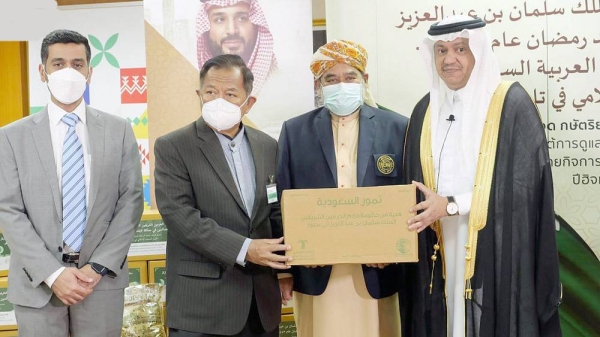 Ministry of Islamic Affairs, Call and Guidance, represented by the office of the Islamic advisor at the Saudi embassy in Bangkok, Wednesday held a ceremony to inaugurate the Custodian of the Two Holy Mosques King Salman’s programs for Iftar and distributing dates.