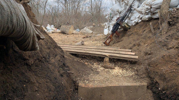 A maze of trenches makes the front line feel like something from the First World War
