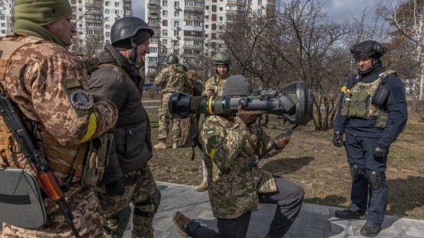 Ukrainian troops are being trained in Kyiv on how to use Javelin missile launchers.