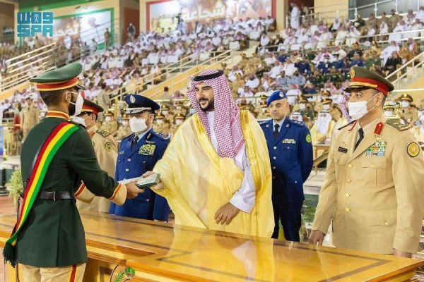Deputy Minister of Defense Prince Khalid bin Salman patronized the graduation ceremony at King Abdulaziz Military College in Al-Uyayna.