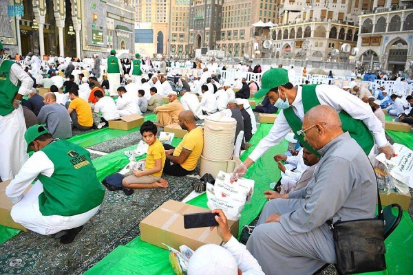 1.3 million iftar meals distributed in Prophet’s Mosque over 10 days of Ramadan