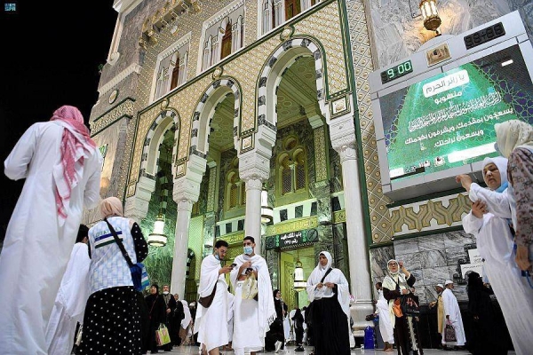 About 330 employees organize the entry and exit of worshippers at the Grand Mosque.