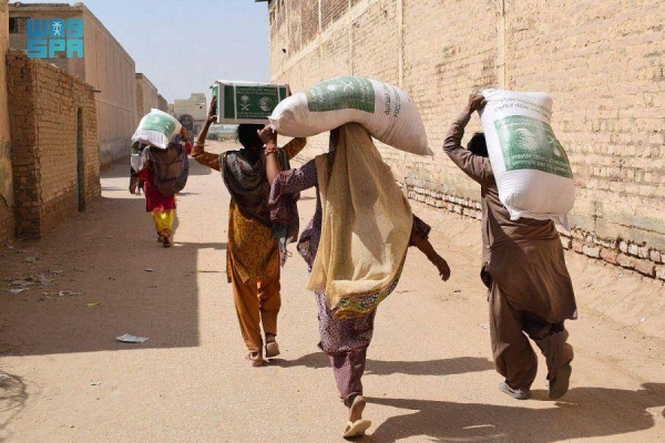 KSrelief distributed 4,460 Ramadan food baskets in various regions of Pakistan.