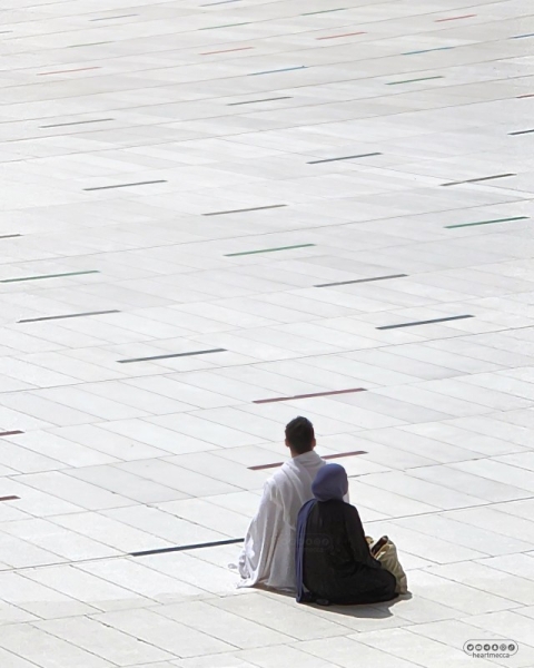 The Saudi photographer Abdul Rahman Al-Sahli, who made the headlines for his incisive and intricate pictures of a touching humane scene during the holy month of Ramadan, at the holy Haram, for an act that now wears a holy halo, opened up to the press on how he chanced upon these wonderful pictures by being at the right place, at the right time. (Pictures: @heartmecca)