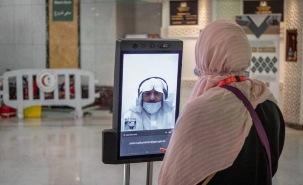 The robot is equipped with a 21-inch touch screen, supported by 11 languages - Arabic, English, French, Russian, Persian, Turkish, Malay, Urdu, Chinese, Bengali, and Hausa.