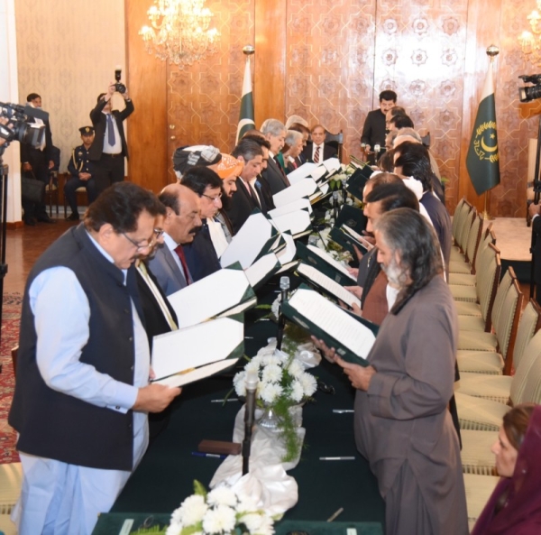 Members of the new Pakistan Cabinet being sworn in at the presidency in Islamabad. — (@PakPMO)