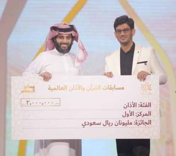Muhsin Kara receives the prize.