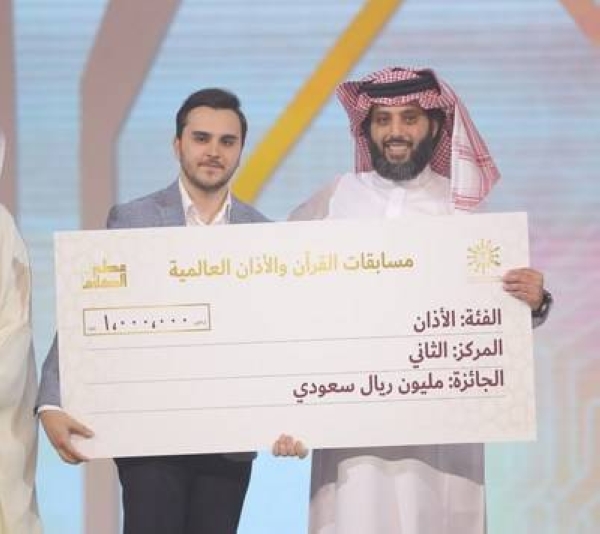 Muhsin Kara receives the prize.