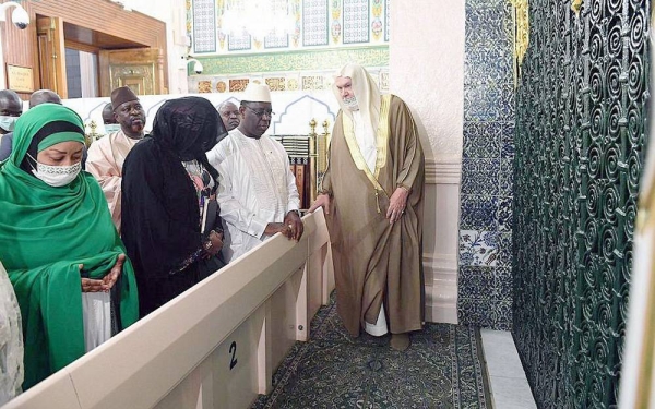 Senegalese President Macky Sall visited Monday the Prophet's Mosque and performed prayers.
