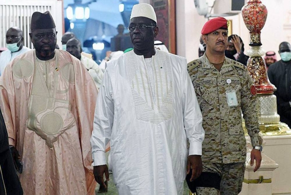 Senegalese President Macky Sall visited Monday the Prophet's Mosque and performed prayers.