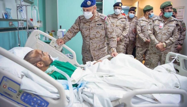 Chief of General Staff Lt. Gen. Fayyad Bin Hamed Al-Ruwaili, accompanied by the Commander of the Joint Forces Lt. Gen. Mutlaq Bin Salem Al-Azima, visited Monday the wounded personnel of the Armed Forces being treated at Prince Sultan Military Medical City.