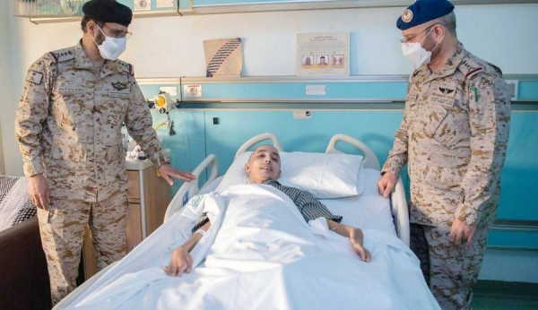 Chief of General Staff Lt. Gen. Fayyad Bin Hamed Al-Ruwaili, accompanied by the Commander of the Joint Forces Lt. Gen. Mutlaq Bin Salem Al-Azima, visited Monday the wounded personnel of the Armed Forces being treated at Prince Sultan Military Medical City.