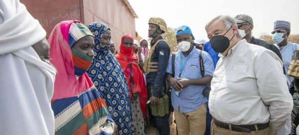 A displaced family walks through Ouallam camp in Niger. — courtesy UN Photo/Eskinder Debebe