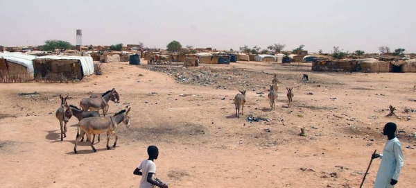 A displaced family walks through Ouallam camp in Niger. — courtesy UN Photo/Eskinder Debebe