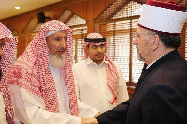 Saudi Arabia Grand Mufti and President of Council of Senior Scholars Sheikh Abdulaziz Bin Abdullah Bin Mohammed Al Al-Sheikh Sunday received Grand Mufti and head of the Islamic Sheikhdom in the Republic of Kosovo Naim Ternava and his accompanying delegation.