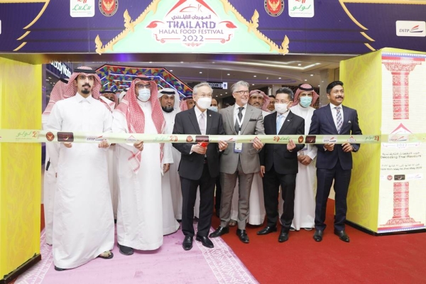 Don Pramudwinai, deputy prime minister and minister of foreign affairs of the Kingdom of Thailand, alongside Shehim Mohammed, director of LuLu Hypermarkets Saudi Arabia, inaugurated the Thailand Halal Food Festival 2022 at Atyaf Mall, Yarmouk, Riyadh.