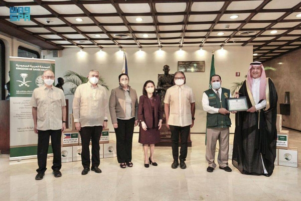 Abdullah Al-Moallem, director of health and environmental aid at KSRelief, handed over the financial assistance in cash and kind to the Philippine side.