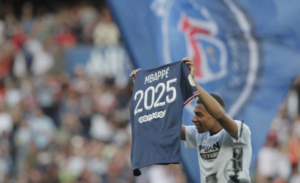 France’s World Cup-winning star stood on a platform near the center circle to address fans moments before PSG’s final home game against Metz.