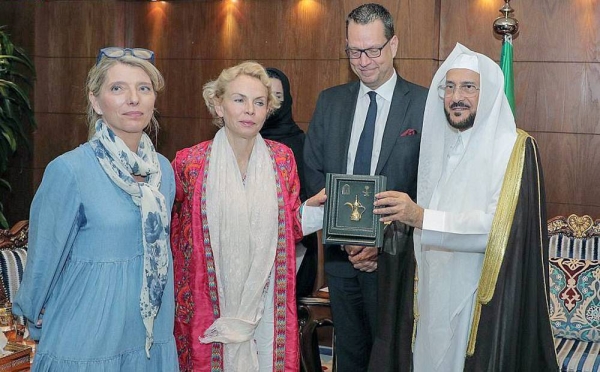 Minister of Islamic Affairs, Call and Guidance Sheikh Dr. Abdullatif Bin Abdulaziz Al Al-Sheikh at his office here Monday received Sweden's Special Envoy to the Organization of Islamic Cooperation (OIC), Intercultural and Interfaith Dialogue Ulrika Sundberg. Anti-terrorism coordinator in the Swedish Foreign Ministry Erika Ferrerand, and Swedish Ambassador Niclas Trouvé were also present.