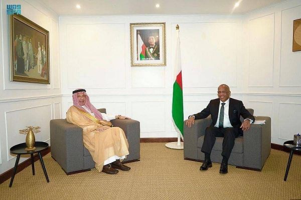 Ahmed bin Abdulaziz Qattan meets with Madagascar’s Minister of Defense Léon Rakotonirina in Antananarivo.