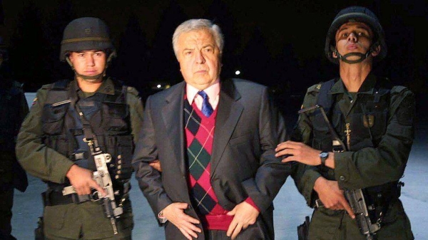 Gilberto Rodríguez Orejuela escorted by police.