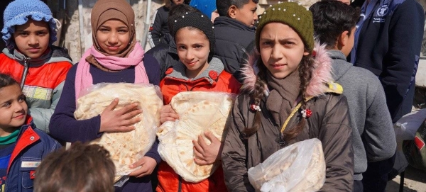 Children receive bread from a bakery in Aleppo, Syria, where WFP is assisting with food distribution.