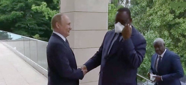 Russsian President Vladimir Putin welcomes African Union leader Mackay Sall at Sochi.