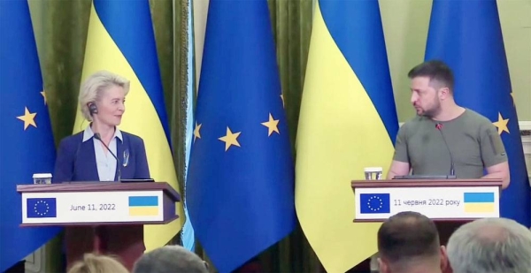 European Commission President Ursula von der Leyen, left, and Ukrainian President Volodymyr Zelenskyy addressing the press in Kiev.