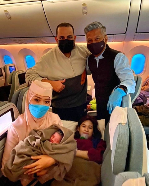 Mulfi Al-Khinjar, a Saudi doctor, successfully delivered a baby after a pregnant Filipino woman in her 38th week of pregnancy went into labor on a Brunei Airlines flight from Dubai to Bandar Seri Begawan. — courtesy: @royalbruneiair