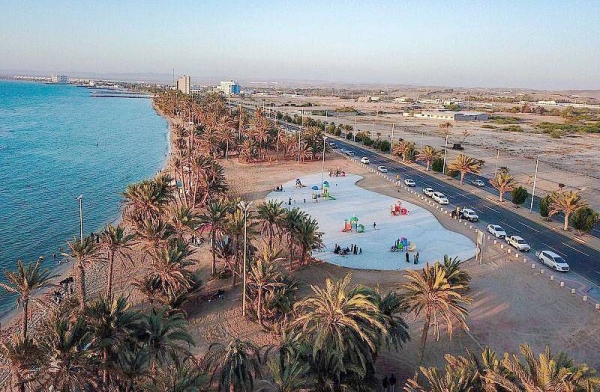 The beaches of Umluj governorate in Tabuk region in the northwestern Saudi Arabia are witnessing a large influx of citizens, residents and visitors to the governorate.