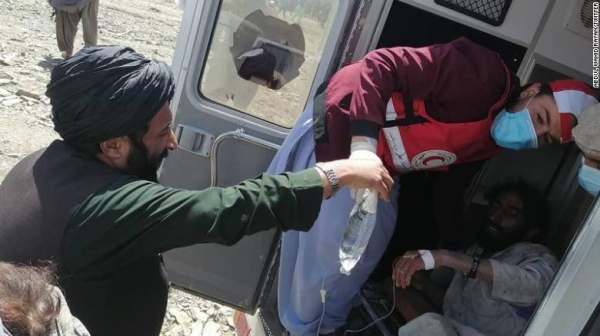 Afghan Red Crescent Society volunteers help people affected by the eartquake in Giyan district.