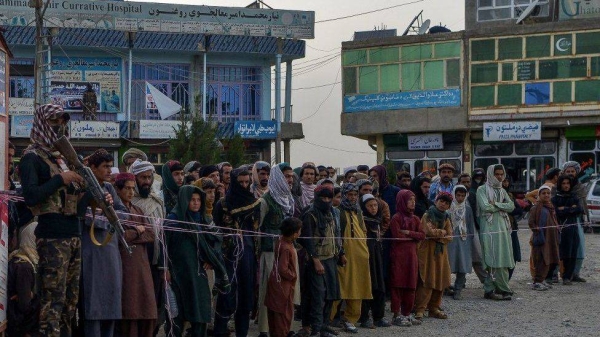 Afghan Red Crescent Society volunteers help people affected by the eartquake in Giyan district.