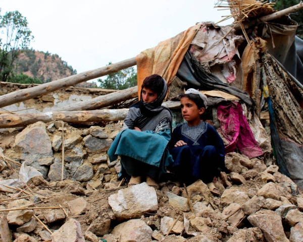 Afghan Red Crescent Society volunteers help people affected by the eartquake in Giyan district.