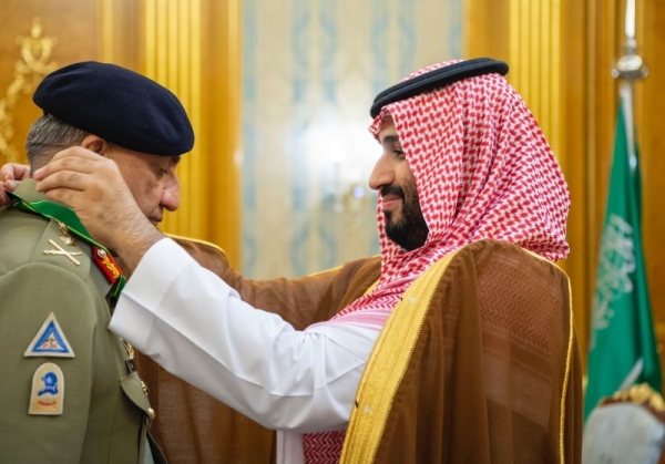 Crown Prince decorates Pakistan’s Army Chief with King Abdulaziz Medal