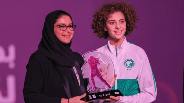 Saba Tawfiq being presented the best player prize in the third WAFF Women’s Futsal Championship held in Jeddah.