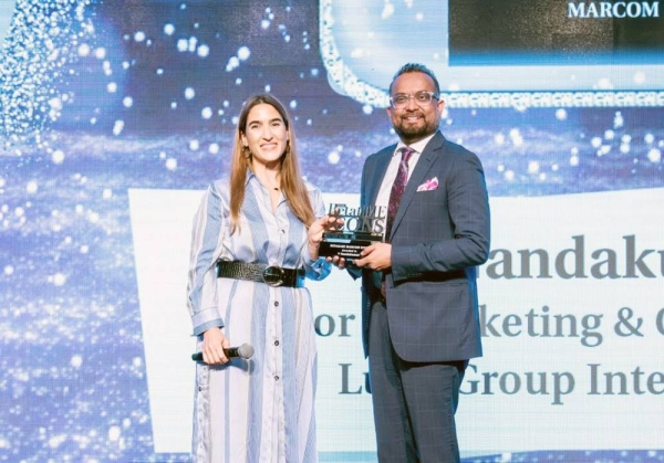 V. Nandakumar, director of Marketing & Communications, Lulu Group being presented with the Retail Marcom Icon Award by Anna Germanos, MENA region head of Meta (Facebook).